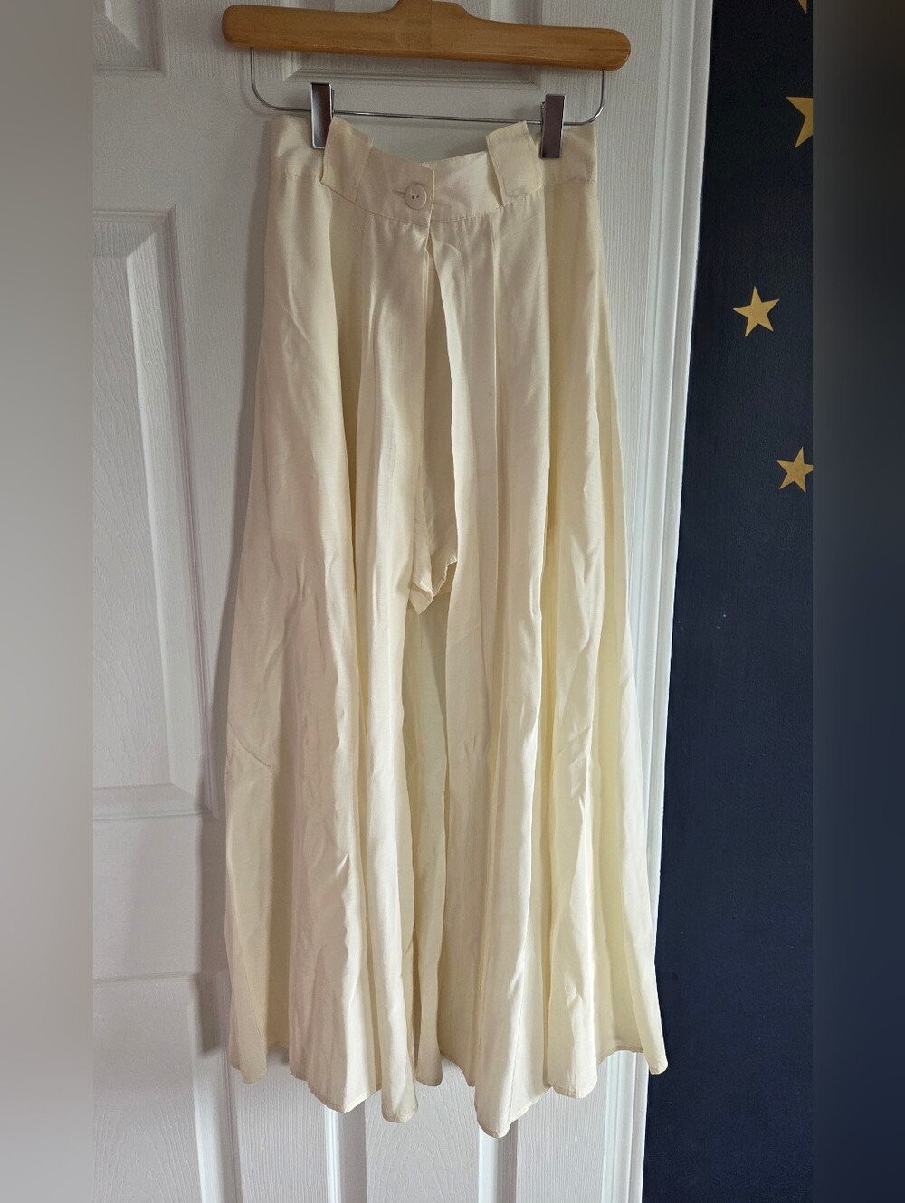 Vintage Carrie Bradshaw Style Creme Shorts With Skirt Overlay.  Fits Xs -small